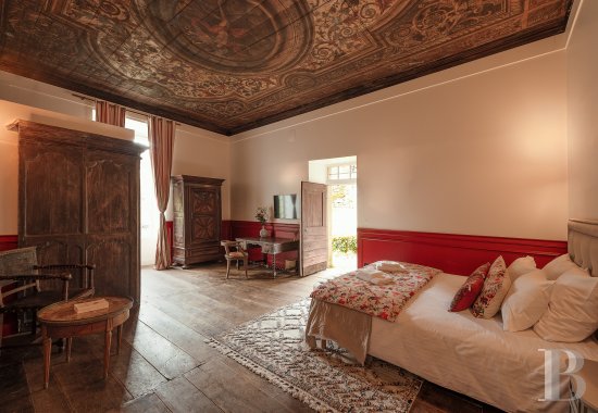 An elegant 17th-century manor house and overhanging gardens, in Autoire, in the Lot department  - photo  n°9